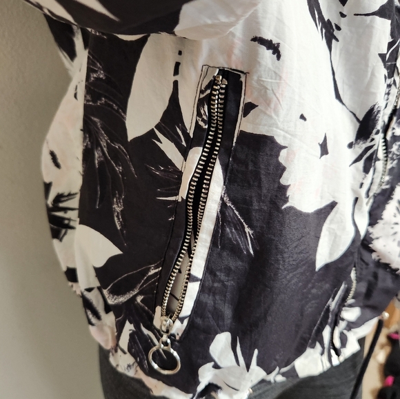 Ashley by 26 International Utility Jacket Floral White & Black Size large - Picture 3 of 16